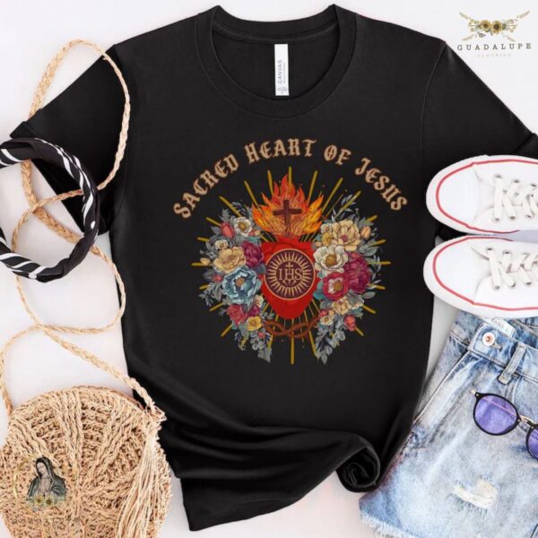 Vintage Jesus Sacred Heart T-shirt: Devotional Gifts for Women Catholic Christ Tshirt Religious-Themed Christmas Gifts