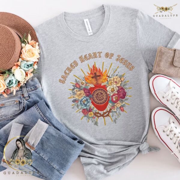 Vintage Jesus Sacred Heart T-shirt: Devotional Gifts for Women Catholic Christ Tshirt Religious-Themed Christmas Gifts