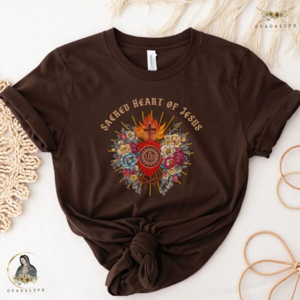 Vintage Jesus Sacred Heart T-shirt: Devotional Gifts for Women Catholic Christ Tshirt Religious-Themed Christmas Gifts