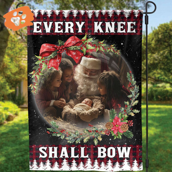 Santa Claus Kneeling With Baby Jesus Christmas Garden Flag – Every Knee Shall Bow House Flag for Festive Christmas Yard Decor